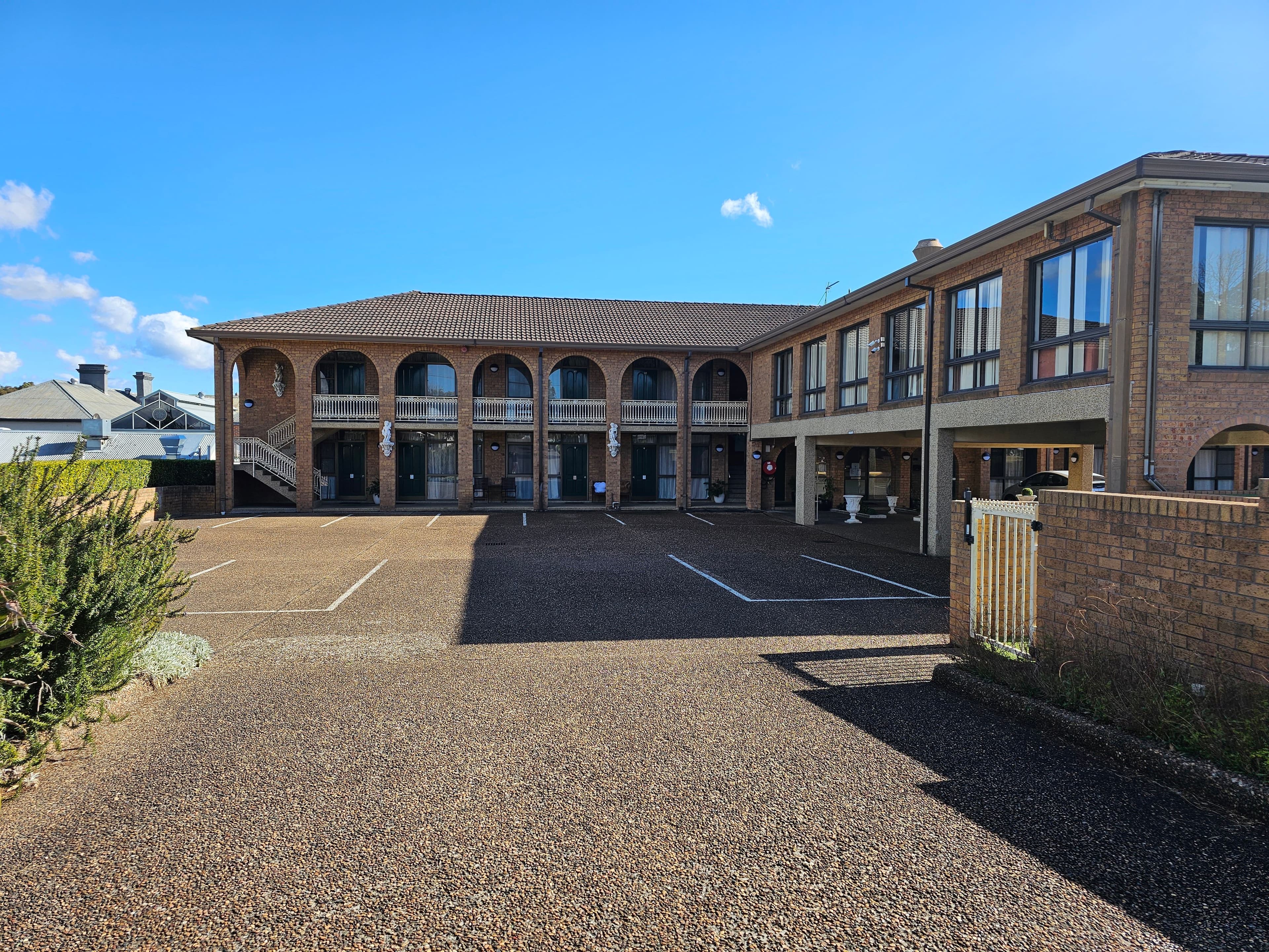 Cumberland Motor Inn main exterior and accommodation suites under blue skies