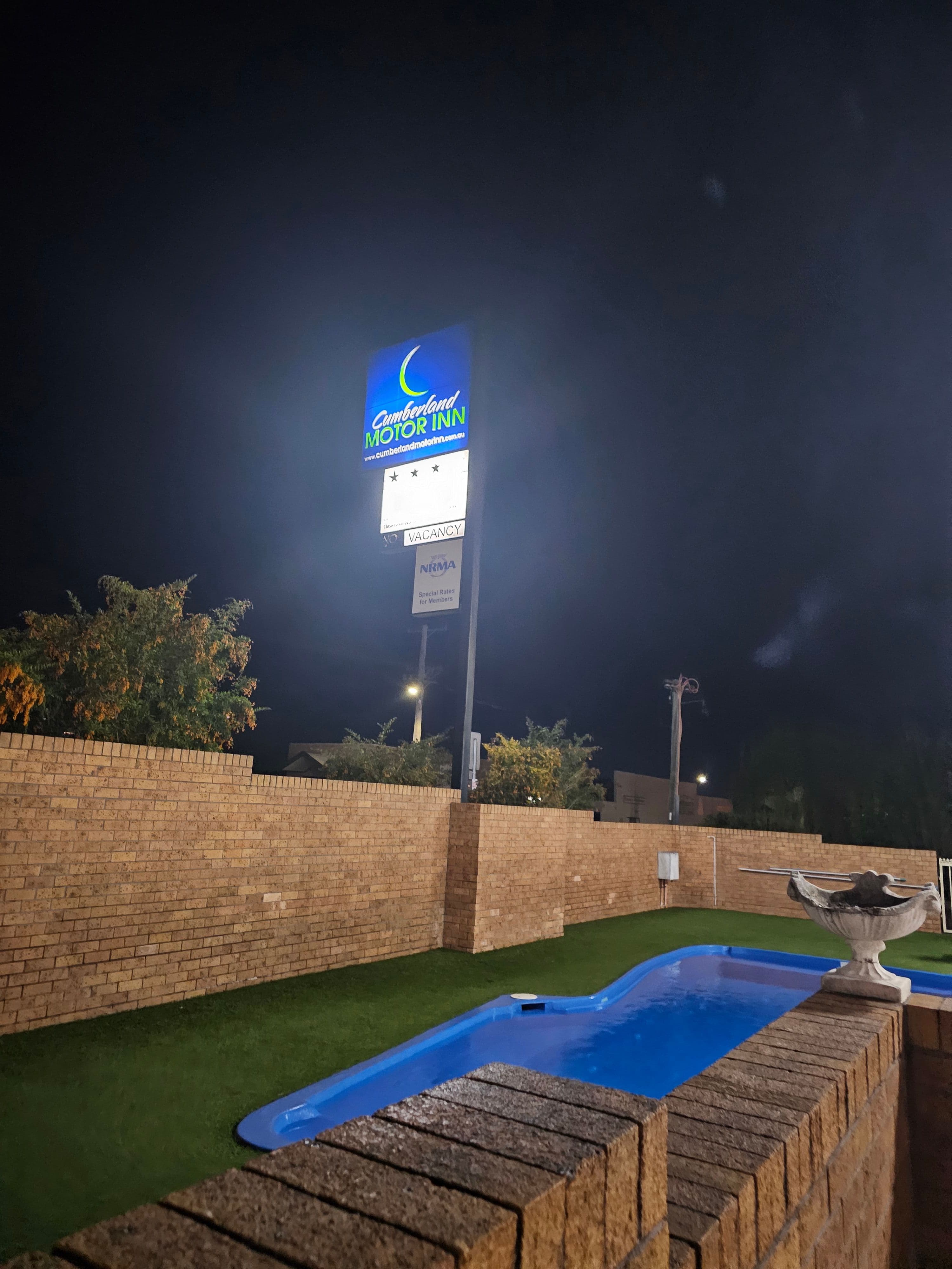 Illuminated Cumberland Motor Inn pylon sign at night